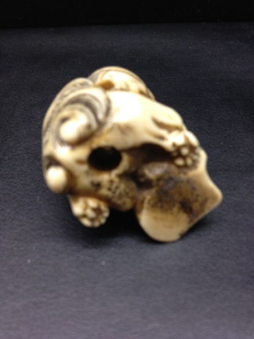 SUPERB JAPANESE STAG ANTLER NETSUKE SHI SHI MEIJI PERIOD 1868-1912 View V