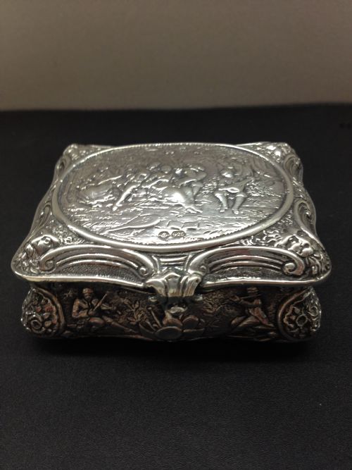 fig 1. VICTORIAN SILVER SNUFF BOX 1872
