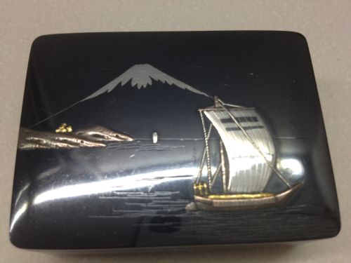 Stunning Japanese Gold and Silver Onlaid Snuff Box Meiji Period