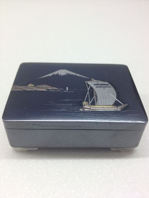 fig 1. STUNNING JAPANESE GOLD AND SILVER ONLAID SNUFF BOX MEIJI PERIOD