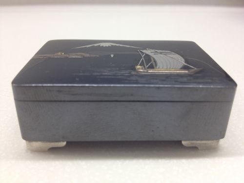 STUNNING JAPANESE GOLD AND SILVER ONLAID SNUFF BOX MEIJI PERIOD View V