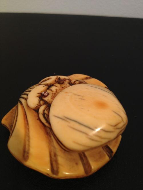 fig 1. 18TH CENTURY JAPANESE IVORY NETSUKE HERMIT CRAB ON CLAM