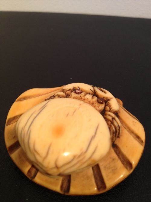 18TH CENTURY JAPANESE IVORY NETSUKE HERMIT CRAB ON CLAM View III