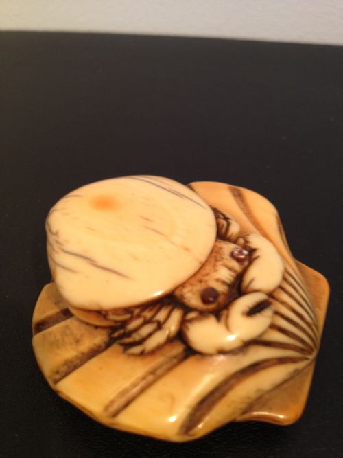 18TH CENTURY JAPANESE IVORY NETSUKE HERMIT CRAB ON CLAM View IV