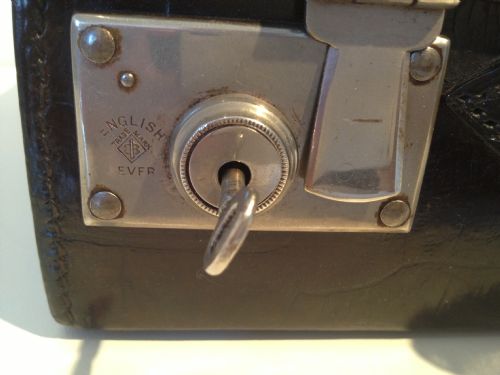 CROCODILE SKIN TRAVELLING VANITY CASE  View III