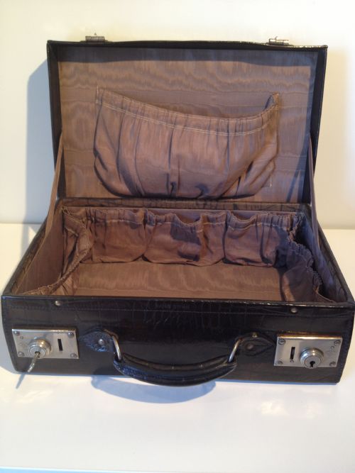 CROCODILE SKIN TRAVELLING VANITY CASE  View VI