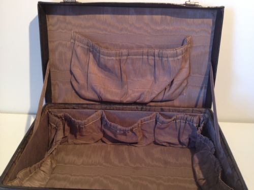 CROCODILE SKIN TRAVELLING VANITY CASE  View VII