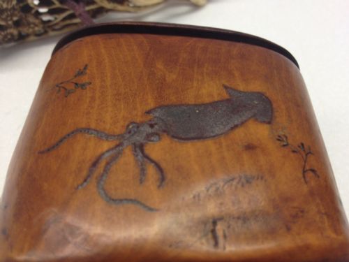 FABULOUS JAPANESE BOXWOOD TOBACCO BOX WITH KISERU HOLDER View III