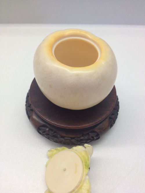 EXCEPTIONAL QUALITY JAPANESE IVORY PERSIMMON FRUIT LIDDED BOX View IV