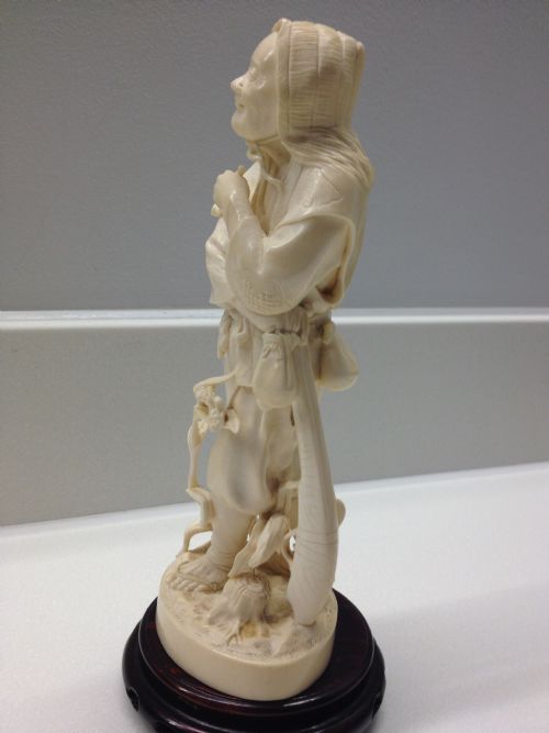 fig 1. FINE QUALITY JAPANESE IVORY OKIMONO HUNTER - RED SEAL MEIJI PERIOD