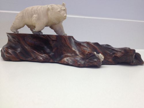 fig 1. FANTASTIC QUALITY JAPANESE IVORY OKIMONO GROUP SNOW BEAR ON ROCKY OUTCROP MEIJI PERIOD