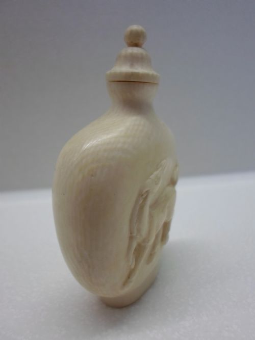 fig 1. 19TH CENTURY CHINESE IVORY SNUFF BOTTLE