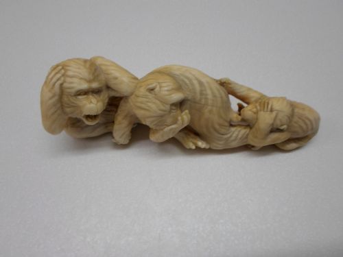 fig 2. HUMEROUS JAPANESE IVORY OKIMONO MONKEY GROUP MEIJI PERIOD 1868-1912