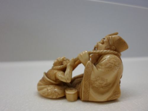 fig 1. HUMEROUS JAPANESE IVORY NETSUKE MEIJI PERIOD