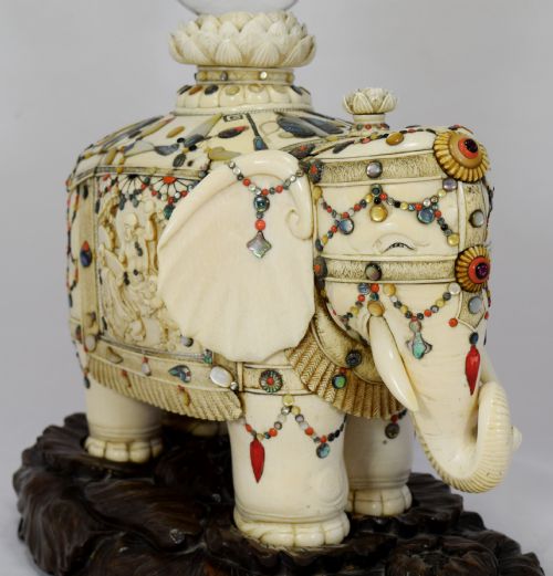 A MAGNIFICENT LARGE JAPANESE SHIBAYAMA IVORY ELEPHANT ON STAND BY JOGYOKU - ADDITIONAL PHOTO 3