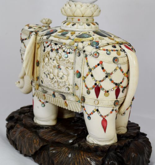 A MAGNIFICENT LARGE JAPANESE SHIBAYAMA IVORY ELEPHANT ON STAND BY JOGYOKU - ADDITIONAL PHOTO 5