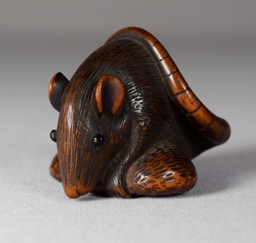 fig 1. SUPERB JAPANESE BOXWOOD RAT ON CHESTNUT NETSUKE