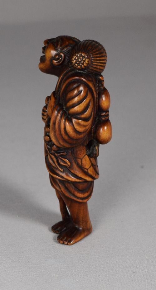 LARGE JAPANESE BOXWOOD NETSUKE TRAVELLER - ADDITIONAL PHOTO 2