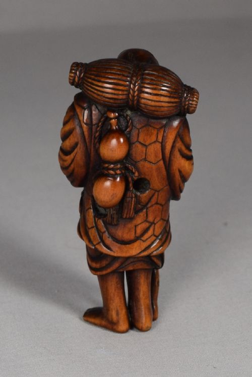 LARGE JAPANESE BOXWOOD NETSUKE TRAVELLER - ADDITIONAL PHOTO 3