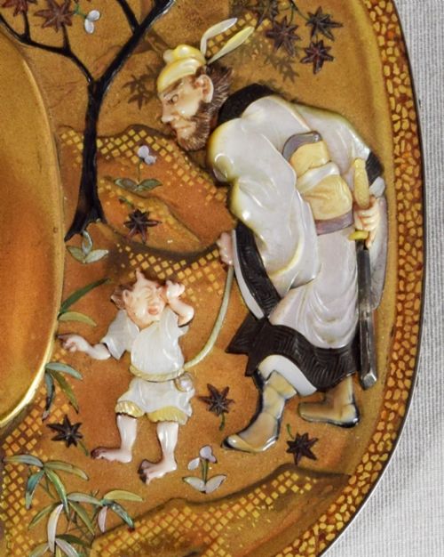 A JAPANESE GOLD LACQUER TSUBA SHAPED PLAQUE BY NEMOTO - ADDITIONAL PHOTO 3