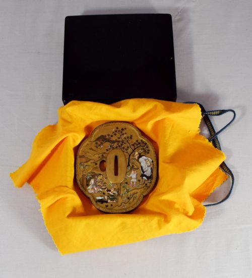A JAPANESE GOLD LACQUER TSUBA SHAPED PLAQUE BY NEMOTO - ADDITIONAL PHOTO 5