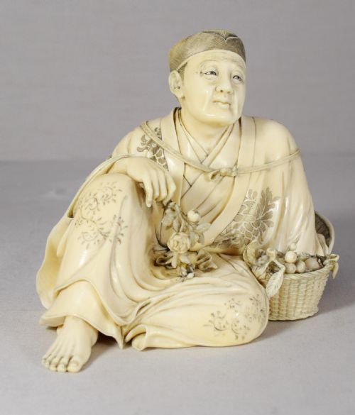 A FINELY DRAWN JAPANESE IVORY OKIMONO SIGNED MUNETOSHI - ADDITIONAL PHOTO 1