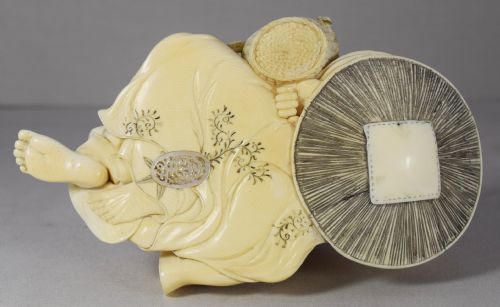 A FINELY DRAWN JAPANESE IVORY OKIMONO SIGNED MUNETOSHI - ADDITIONAL PHOTO 9
