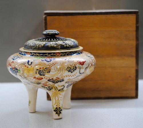 LARGE JAPANESE IMPERIAL SATSUMA TRIPOD CENSORKORO - ADDITIONAL PHOTO 5