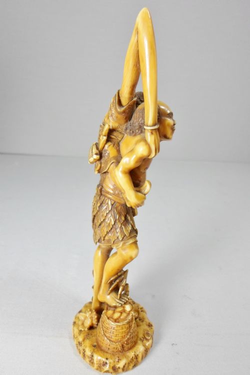 AN UNUSUAL JAPANESE IVORY OKIMONO OF ASHINAGA AND TENAGA - ADDITIONAL PHOTO 4