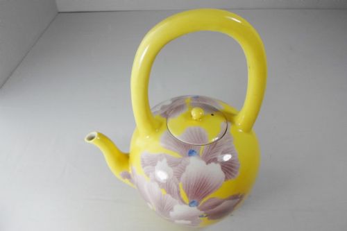 A STRIKING YELLOW GROUND TEA KETTLE BY MAKUZU KOZAN - ADDITIONAL PHOTO 4