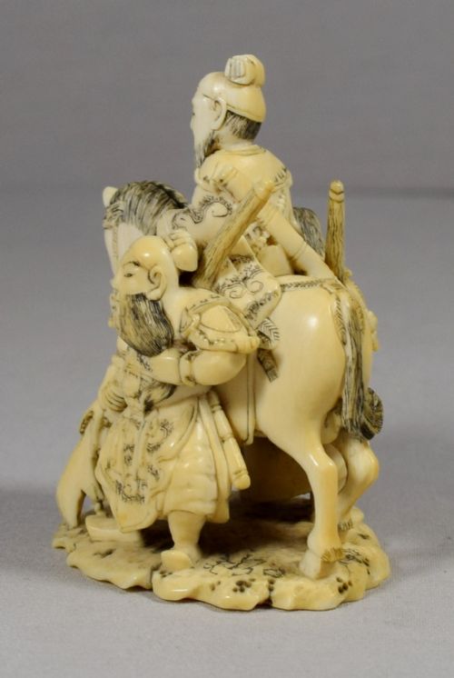JAPANESE IVORY OF A NOBLEMAN ON HORSEBACK WITH SAMURAI - ADDITIONAL PHOTO 4