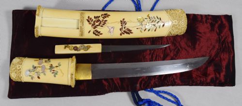 A FINELY CARVED JAPANESE IVORY AND SHIBAYAMA TANTO - ADDITIONAL PHOTO 3
