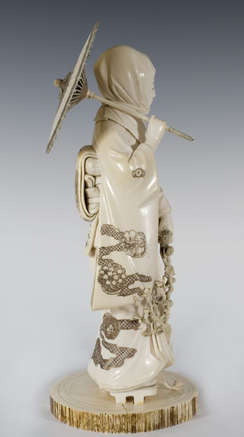 A STUNNING LARGE JAPANESE IVORY BIJIN OKIMONO BY SUZUKI NOBUYUKI - ADDITIONAL PHOTO 6