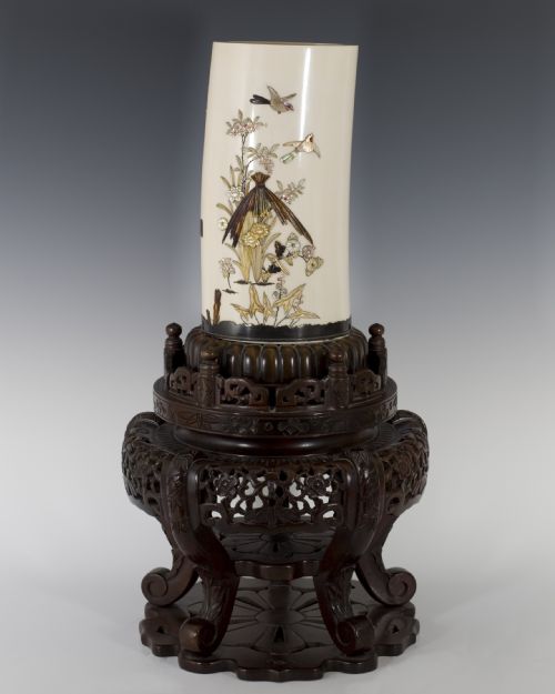 A LARGE JAPANESE SHIBAYAMA TUSK VASE ON STAND - ADDITIONAL PHOTO 3