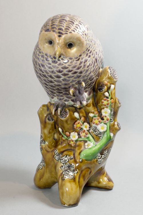JAPANESE KUTANI MODEL OF AN OWL ON TREE STUMP - ADDITIONAL PHOTO 1