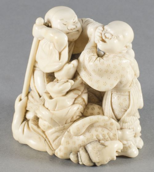 HUMEROUS JAPANESE IVORY OKIMONO OF A STREET BRAWL - ADDITIONAL PHOTO 1