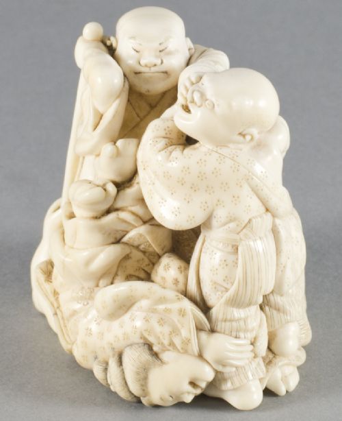 HUMEROUS JAPANESE IVORY OKIMONO OF A STREET BRAWL - ADDITIONAL PHOTO 2