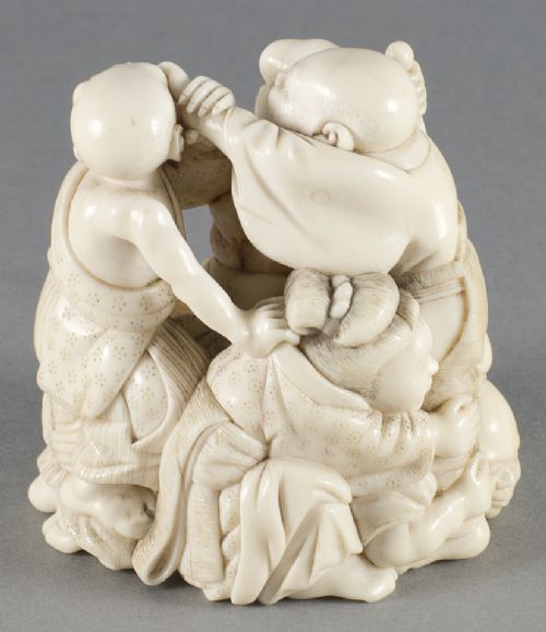 HUMEROUS JAPANESE IVORY OKIMONO OF A STREET BRAWL - ADDITIONAL PHOTO 5