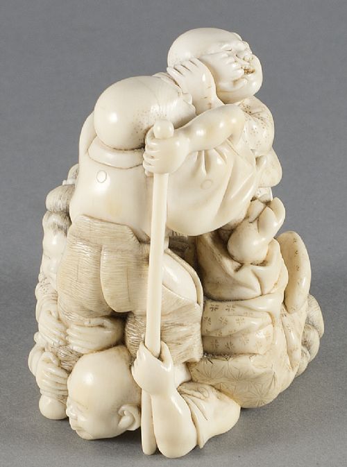 HUMEROUS JAPANESE IVORY OKIMONO OF A STREET BRAWL - ADDITIONAL PHOTO 7