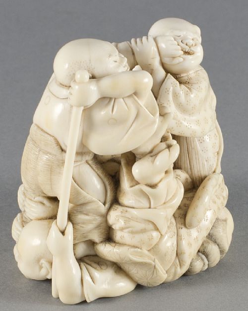 HUMEROUS JAPANESE IVORY OKIMONO OF A STREET BRAWL - ADDITIONAL PHOTO 8