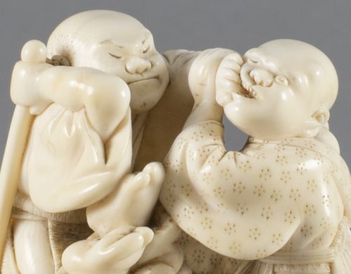 HUMEROUS JAPANESE IVORY OKIMONO OF A STREET BRAWL - ADDITIONAL PHOTO 9