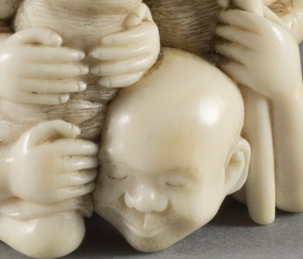 HUMEROUS JAPANESE IVORY OKIMONO OF A STREET BRAWL - ADDITIONAL PHOTO 10