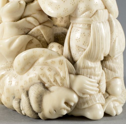 HUMEROUS JAPANESE IVORY OKIMONO OF A STREET BRAWL - ADDITIONAL PHOTO 11