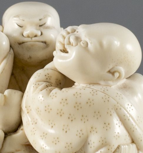 HUMEROUS JAPANESE IVORY OKIMONO OF A STREET BRAWL - ADDITIONAL PHOTO 12