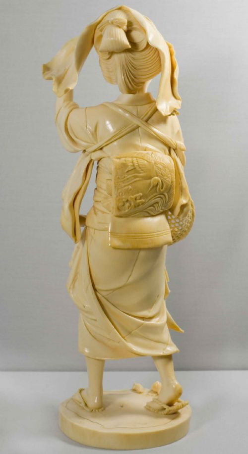 STUNNING LARGE JAPANESE IVORY BIJIN OKIMONO BY YOSHIDA DORAKU - ADDITIONAL PHOTO 1