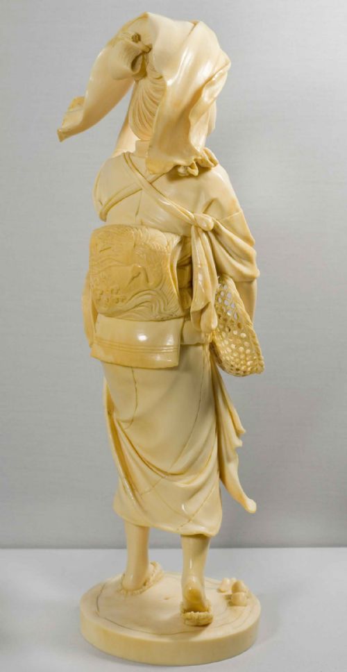 STUNNING LARGE JAPANESE IVORY BIJIN OKIMONO BY YOSHIDA DORAKU - ADDITIONAL PHOTO 2