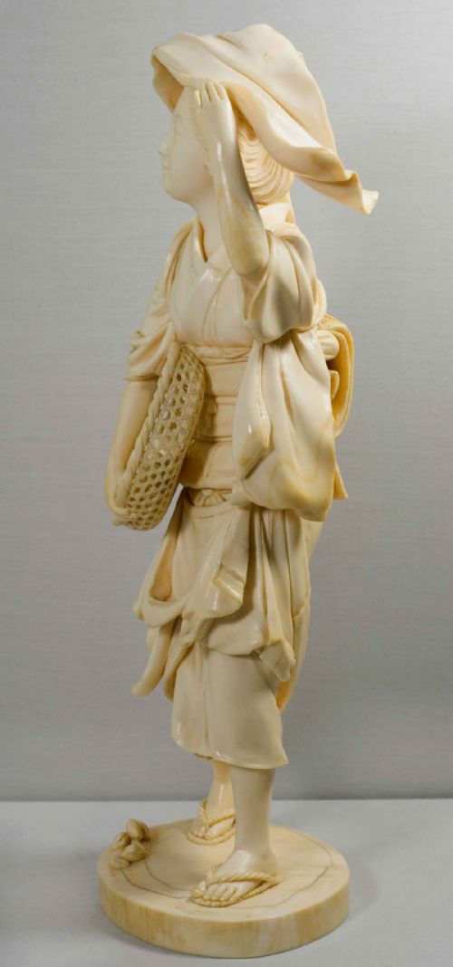 STUNNING LARGE JAPANESE IVORY BIJIN OKIMONO BY YOSHIDA DORAKU - ADDITIONAL PHOTO 5