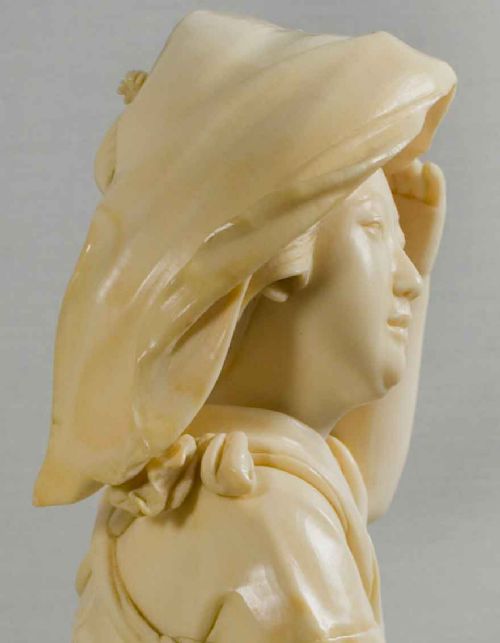 STUNNING LARGE JAPANESE IVORY BIJIN OKIMONO BY YOSHIDA DORAKU - ADDITIONAL PHOTO 6