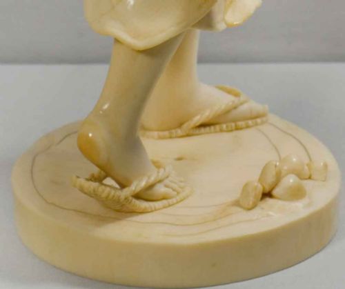 STUNNING LARGE JAPANESE IVORY BIJIN OKIMONO BY YOSHIDA DORAKU - ADDITIONAL PHOTO 10