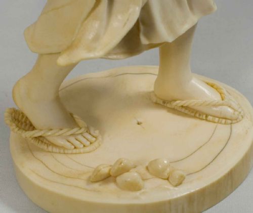 STUNNING LARGE JAPANESE IVORY BIJIN OKIMONO BY YOSHIDA DORAKU - ADDITIONAL PHOTO 11